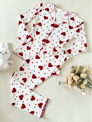 Pijama dama ieftina din bumbac alba cu pantaloni si bluza cu maneca lunga cu imprimeu INIMI ROSII