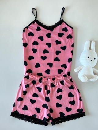 Pijama dama din bumbac roz super draguta cu maieu si pantaloni scurti cu dantela si imprimeu inimioare