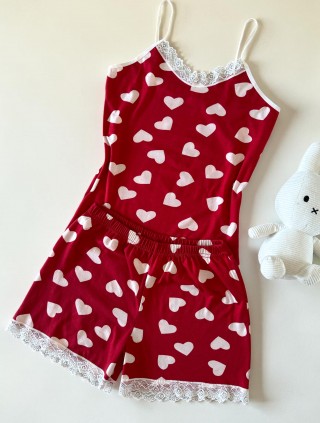 Pijama dama din bumbac rosie super draguta cu maieu si pantaloni scurti cu dantela si imprimeu inimioare
