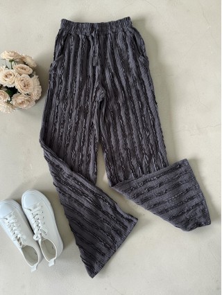 Pantaloni dama din bumbac gri inchis cu aspect creponat foarte versatili