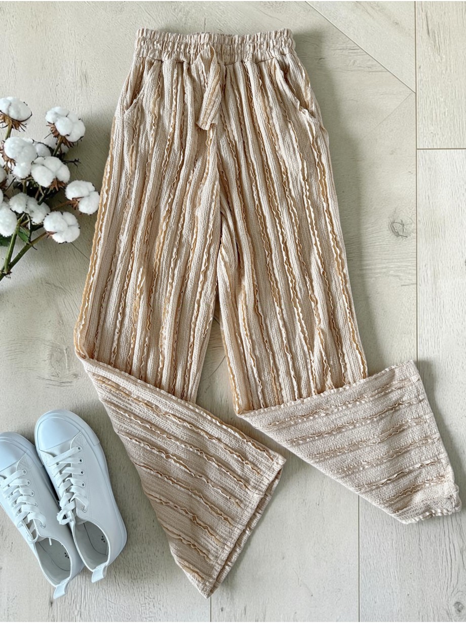 Pantaloni dama din bumbac bej cu aspect creponat foarte versatili