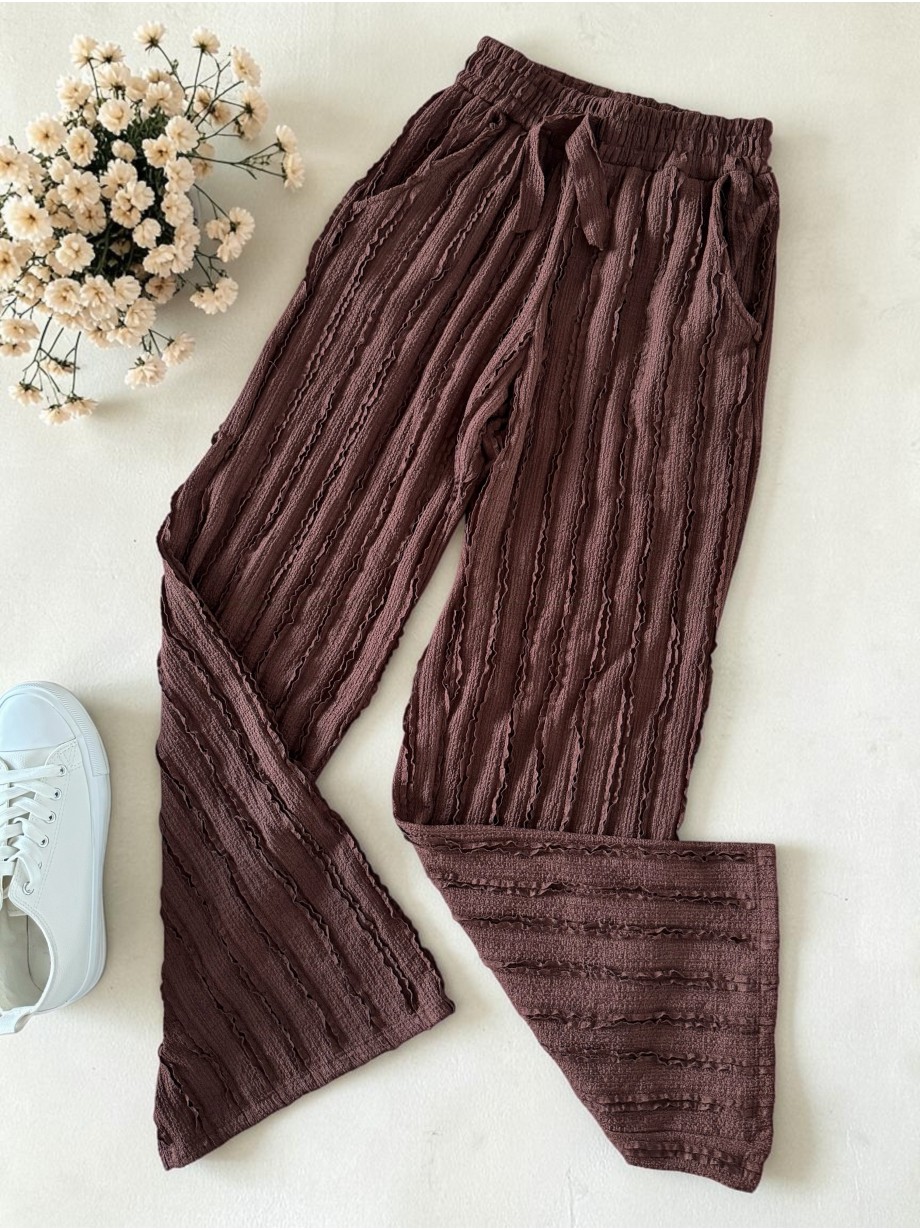 Pantaloni dama din bumbac maro cu aspect creponat foarte versatili