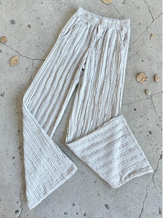 Pantaloni dama din bumbac gri deschis cu aspect creponat foarte versatili