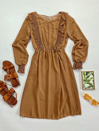 Rochie casual lejera culoare maro cu maneci lungi si decolteu cu volanase si nasturi