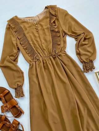 Rochie casual lejera culoare maro cu maneci lungi si decolteu cu volanase si nasturi