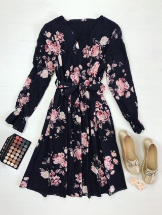 Rochie dama eleganta midi neagra cu pliuri si imprimeu floral boem
