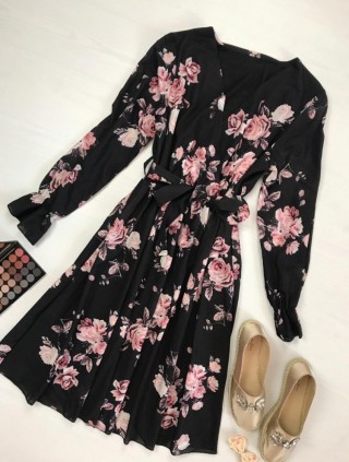 Rochie dama eleganta midi neagra cu pliuri si imprimeu floral boem