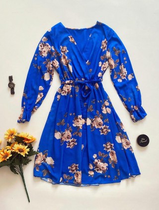 Rochie dama eleganta midi albastra cu pliuri si imprimeu floral boem