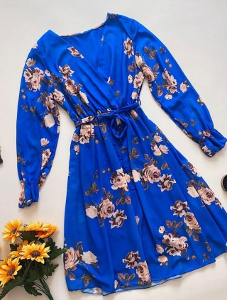 Rochie dama eleganta midi albastra cu pliuri si imprimeu floral boem