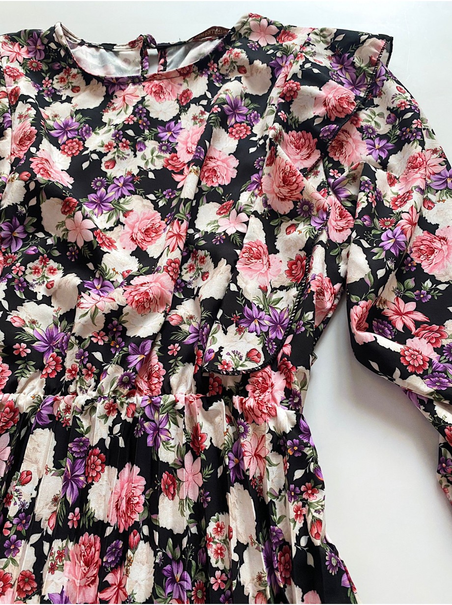 Rochie dama ieftina neagra midi cu pliuri si volanase si imprimeu multifloral