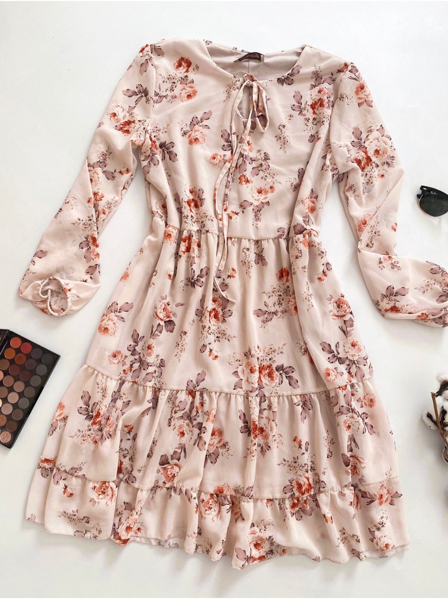Rochie eleganta scurta crem cu volanase, maneci lungi si flori mici Rochie eleganta scurta crem cu volanase, maneci lungi si flori mici