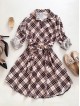 Rochie de zi ieftina alba cu imprimeu linii si accesoriu in talie Rochie de zi ieftina alba cu imprimeu linii si accesoriu in talie