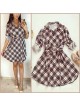 Rochie de zi ieftina alba cu imprimeu linii si accesoriu in talie Rochie de zi ieftina alba cu imprimeu linii si accesoriu in talie