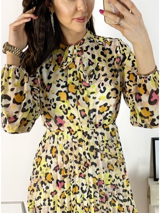 Rochie de zi casual galbena cu imprimeu animal print si snur la gat