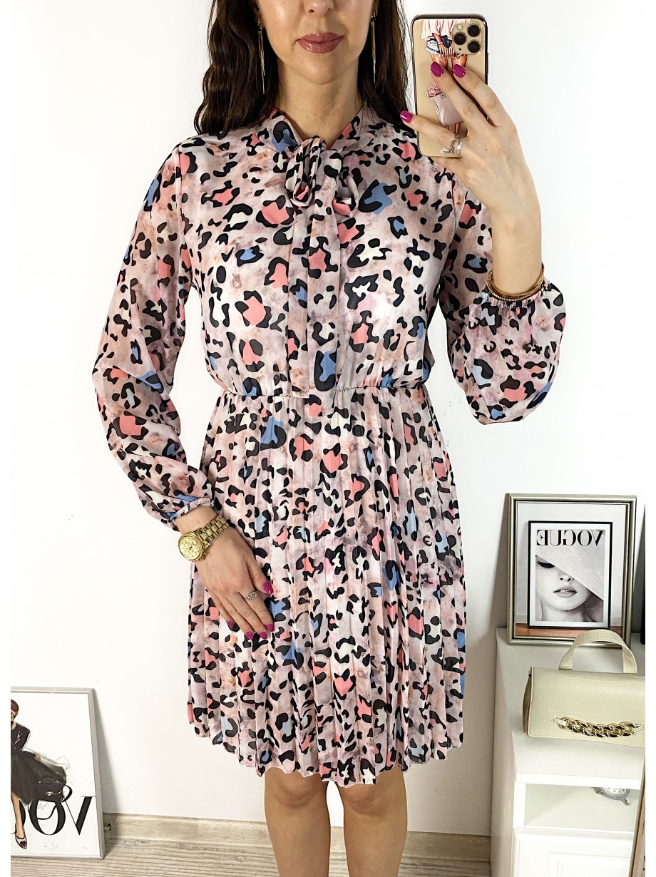 Rochie de zi casual roz cu imprimeu animal print si snur la gat