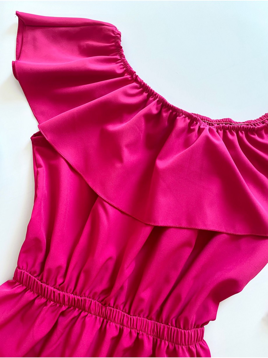 Rochie de zi scurta roz cu volanase pe umeri