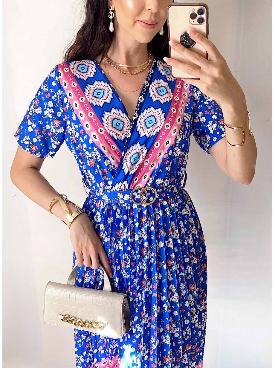 Rochie casual ieftina albastra cu imprimeu floral, maneca scurta si model indian la decolteu