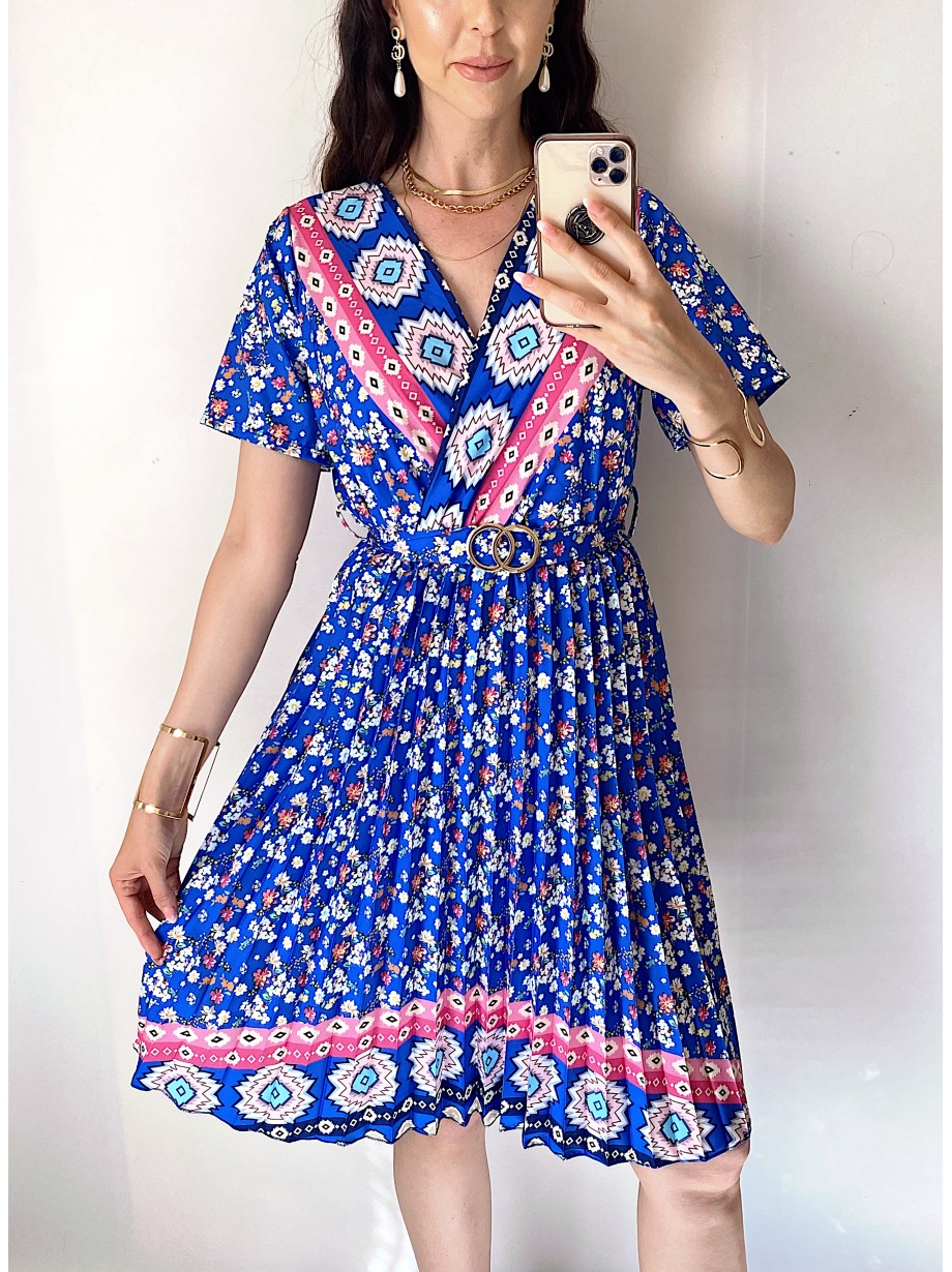 Rochie casual ieftina albastra cu imprimeu floral, maneca scurta si model indian la decolteu