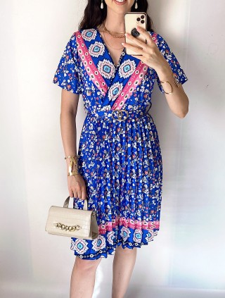 Rochie casual ieftina albastra cu imprimeu floral, maneca scurta si model indian la decolteu