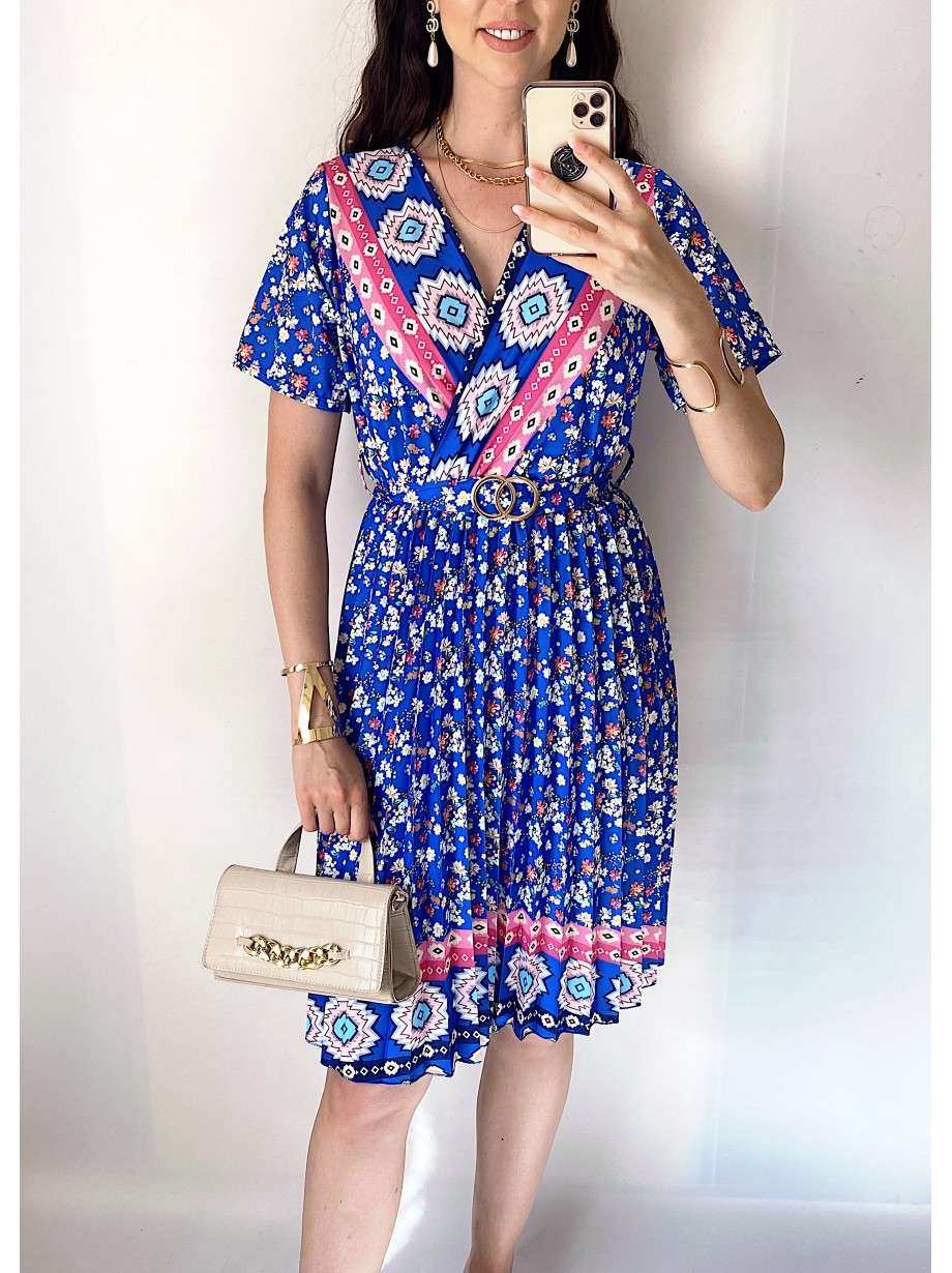 Rochie casual ieftina albastra cu imprimeu floral, maneca scurta si model indian la decolteu