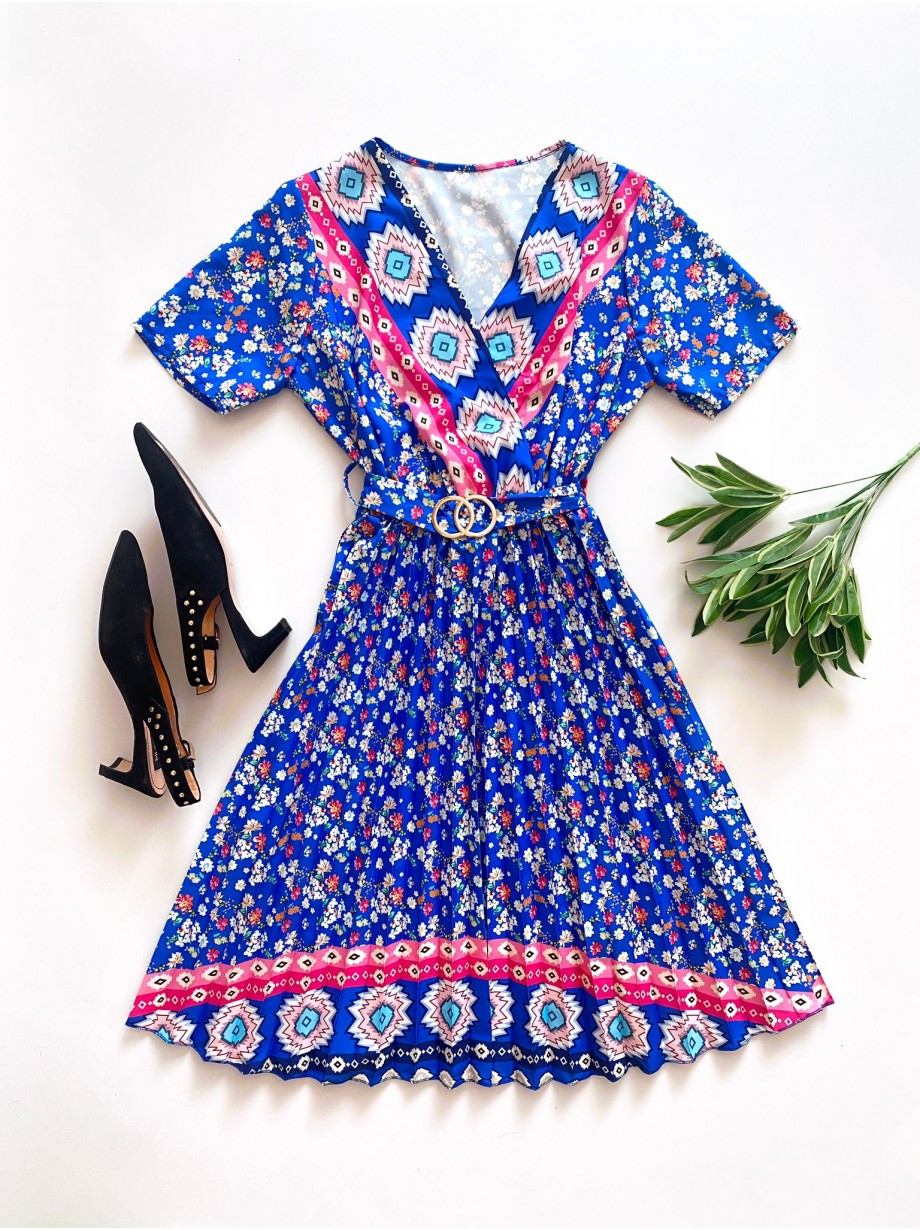 Rochie casual ieftina albastra cu imprimeu floral, maneca scurta si model indian la decolteu