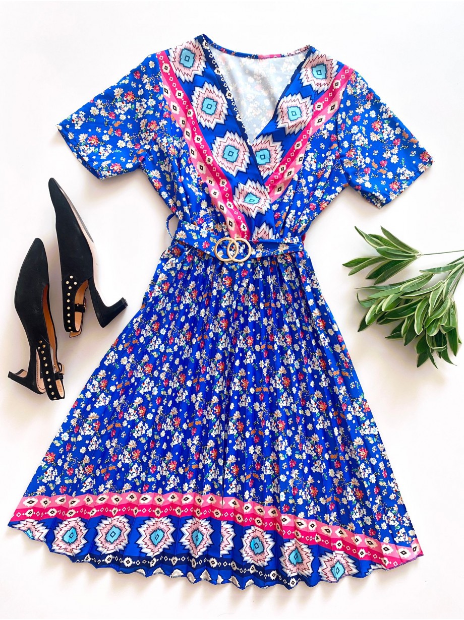 Rochie casual ieftina albastra cu imprimeu floral, maneca scurta si model indian la decolteu