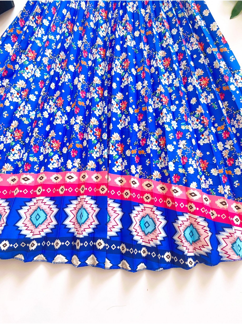 Rochie casual ieftina albastra cu imprimeu floral, maneca scurta si model indian la decolteu