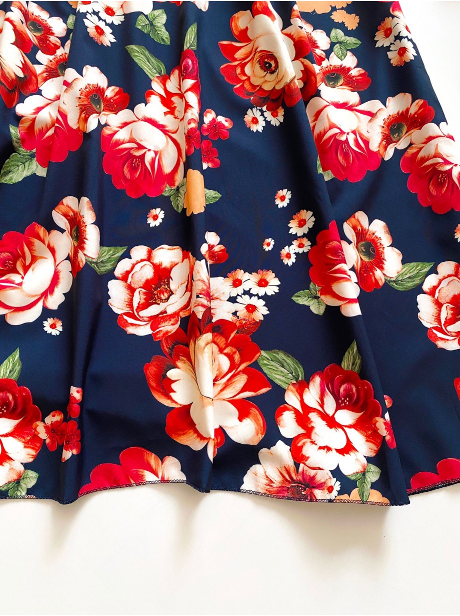 Rochie de zi midi neagra cu flori si volanase la manecute