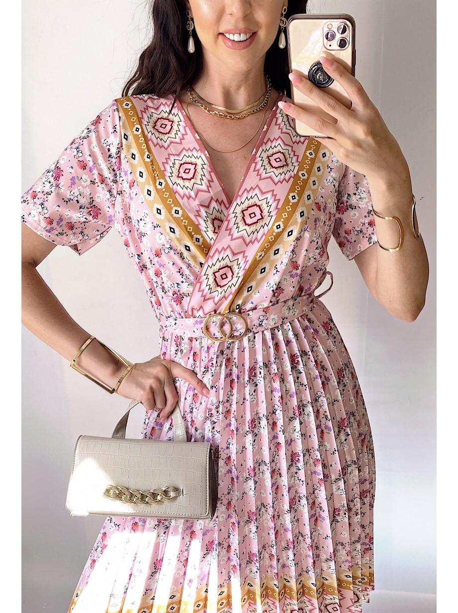 Rochie casual ieftina crem cu imprimeu floral, maneca scurta si model indian la decolteu