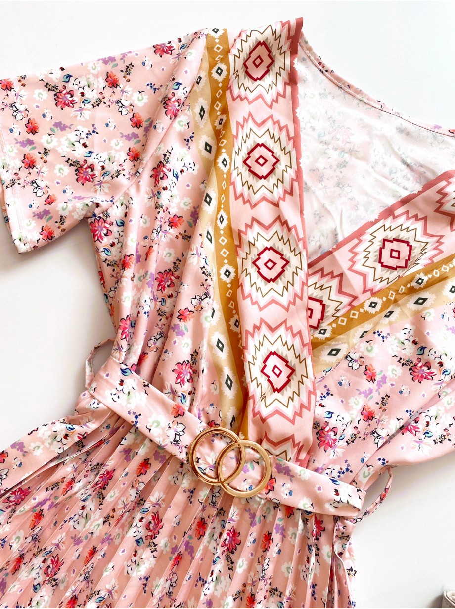 Rochie casual ieftina crem cu imprimeu floral, maneca scurta si model indian la decolteu