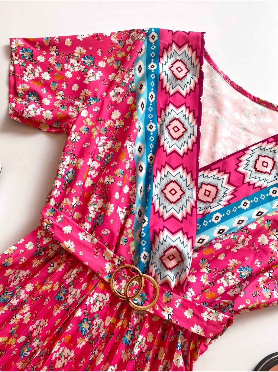 Rochie casual ieftina roz cu imprimeu floral, maneca scurta si model indian la decolteu