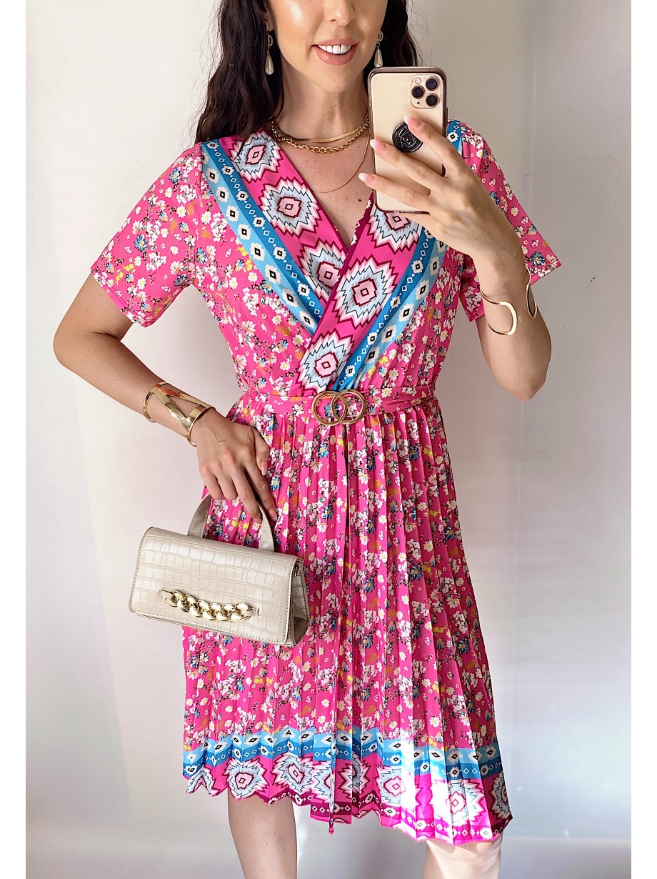 Rochie casual ieftina roz cu imprimeu floral, maneca scurta si model indian la decolteu