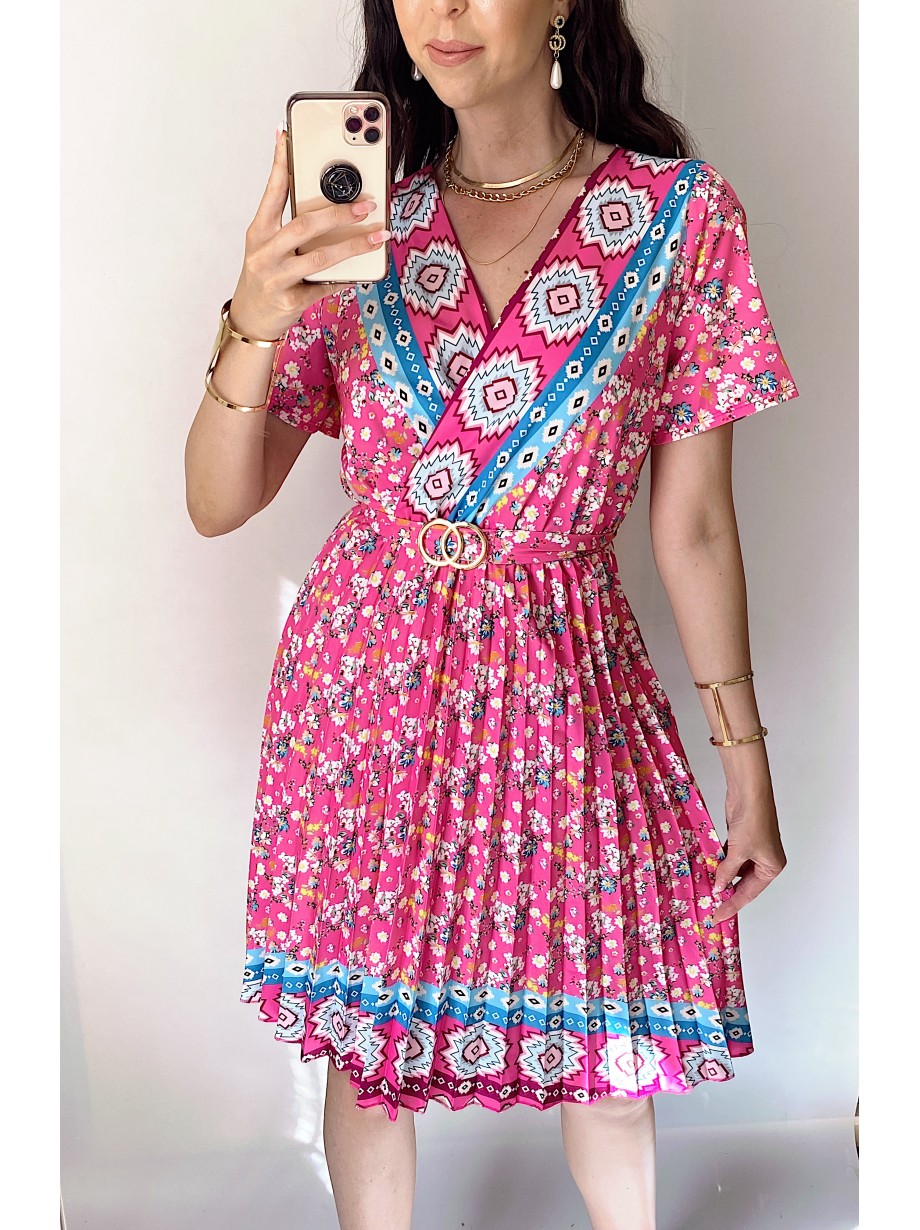 Rochie casual ieftina roz cu imprimeu floral, maneca scurta si model indian la decolteu