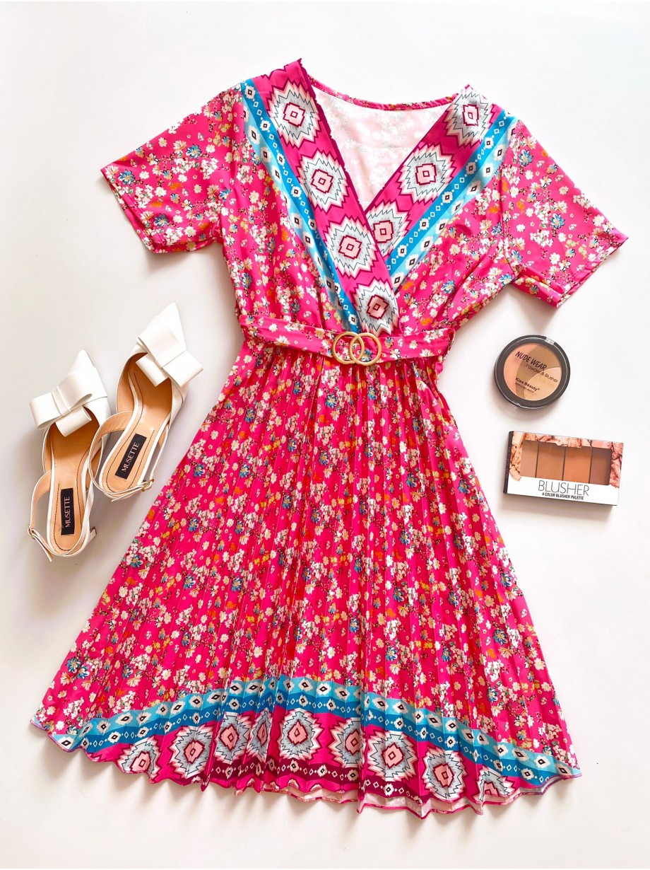 Rochie casual ieftina roz cu imprimeu floral, maneca scurta si model indian la decolteu