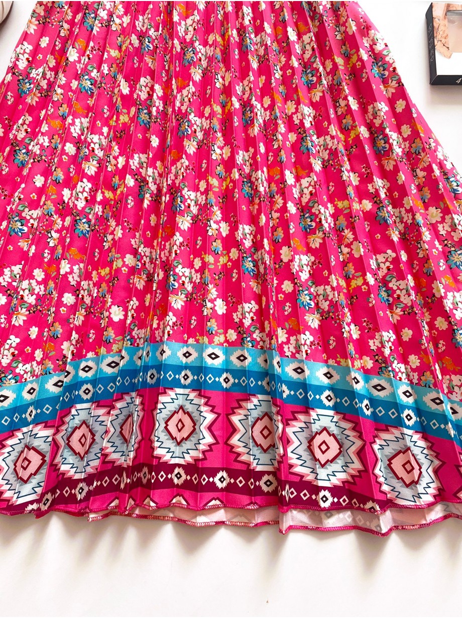 Rochie casual ieftina roz cu imprimeu floral, maneca scurta si model indian la decolteu