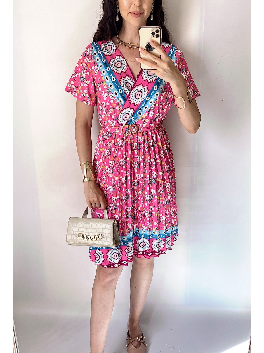 Rochie casual ieftina roz cu imprimeu floral, maneca scurta si model indian la decolteu