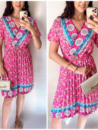 Rochie casual ieftina roz cu imprimeu floral, maneca scurta si model indian la decolteu
