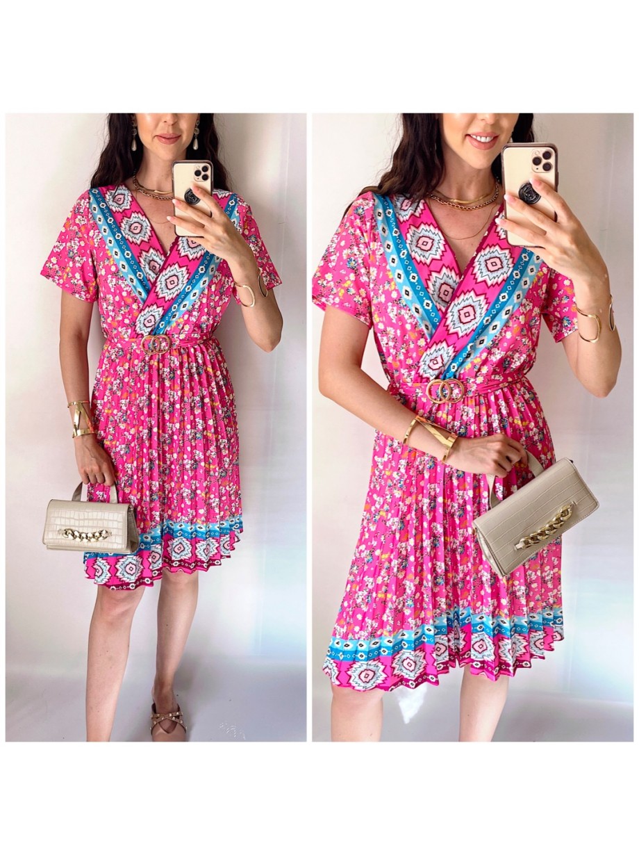 Rochie casual ieftina roz cu imprimeu floral, maneca scurta si model indian la decolteu