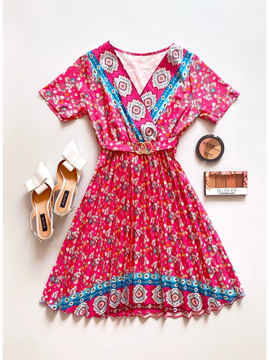Rochie casual ieftina roz cu imprimeu floral, maneca scurta si model indian la decolteu