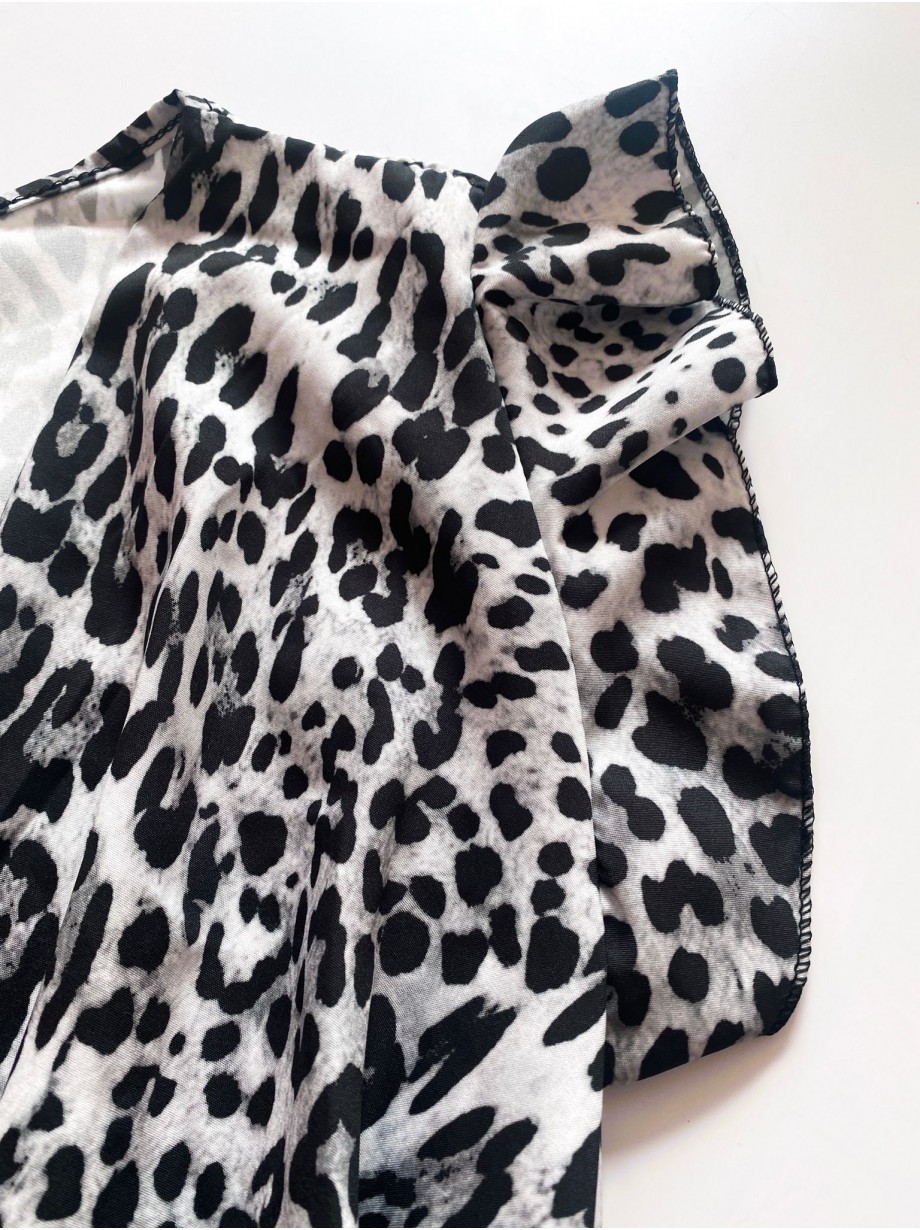 Rochie de zi scurta alba cu imprimeu animal print si volanase la manecute