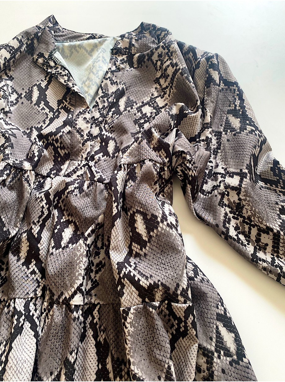 Rochie de zi ieftina lejera gri inchis cu imprimeu snake