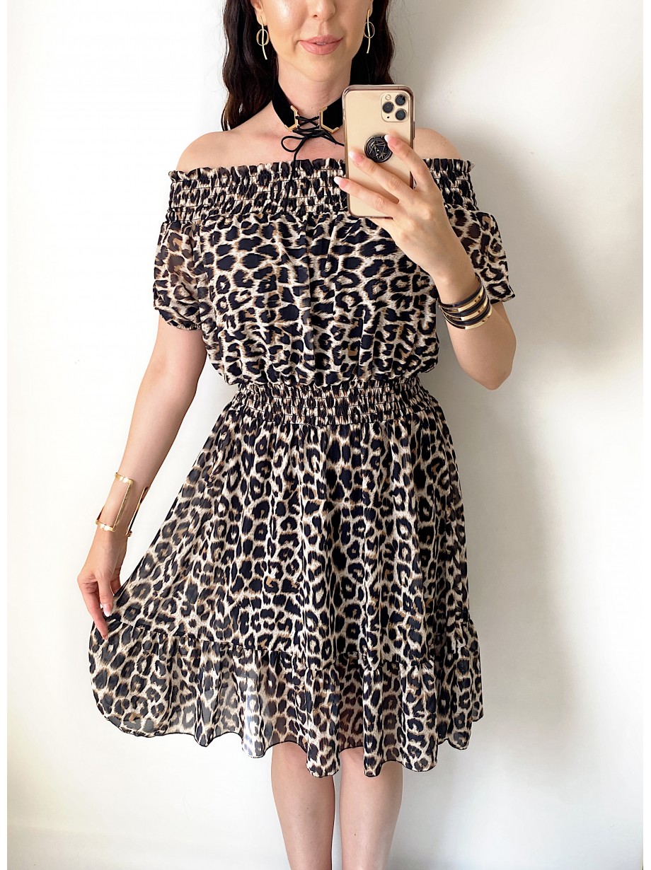 Rochie de zi ieftina maro cu imprimeu animal print si umerii goi