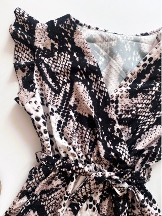 Rochie de zi scurta gri cu imprimeu snake print si volanase la manecute
