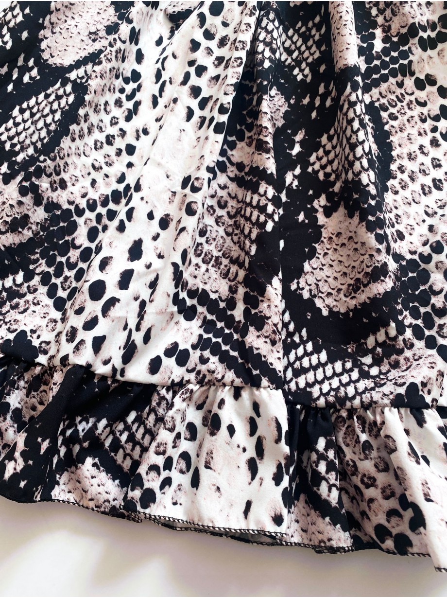 Rochie de zi scurta gri cu imprimeu snake print si volanase la manecute