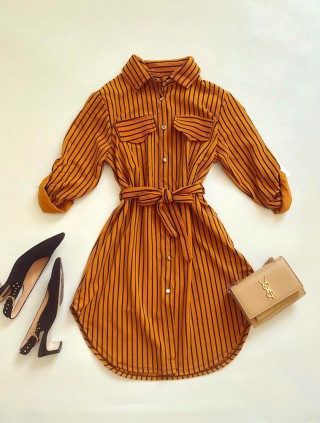 Rochie de zi ieftina galbena stil camasa cu imprimeu linii si cordon in talie