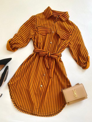 Rochie de zi ieftina galbena stil camasa cu imprimeu linii si cordon in talie
