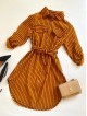 Rochie de zi ieftina galbena stil camasa cu imprimeu linii si cordon in talie