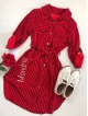 Rochie de zi ieftina rosie stil camasa cu imprimeu linii si cordon in talie