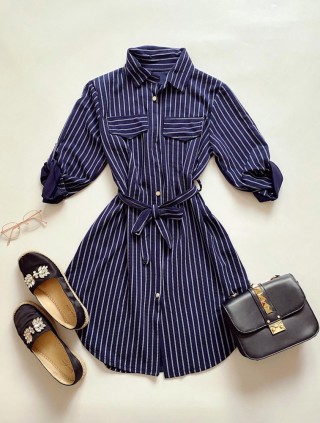 Rochie de zi ieftina bleumarin stil camasa cu imprimeu linii si cordon in talie