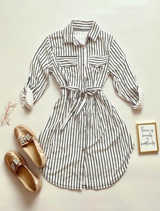 Rochie de zi ieftina alba stil camasa cu imprimeu linii si cordon in talie Rochie de zi ieftina alba stil camasa cu imprimeu linii si cordon in talie